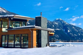 Luxury Retreat in Pemberton Valley